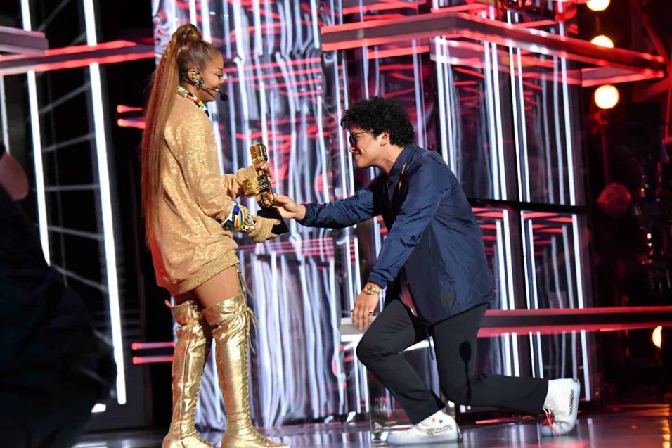 Janet Jackson recibe el premio Icon Award de manos de Bruno Mars. JEFF KRAVITZ FILMMAGIC