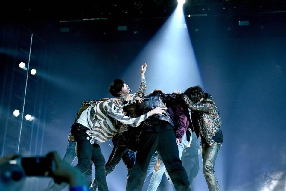 BTS interpretó Fake Love en la ceremonia de los Billboard 2018. JOHN SHEARER WIREIMAGE