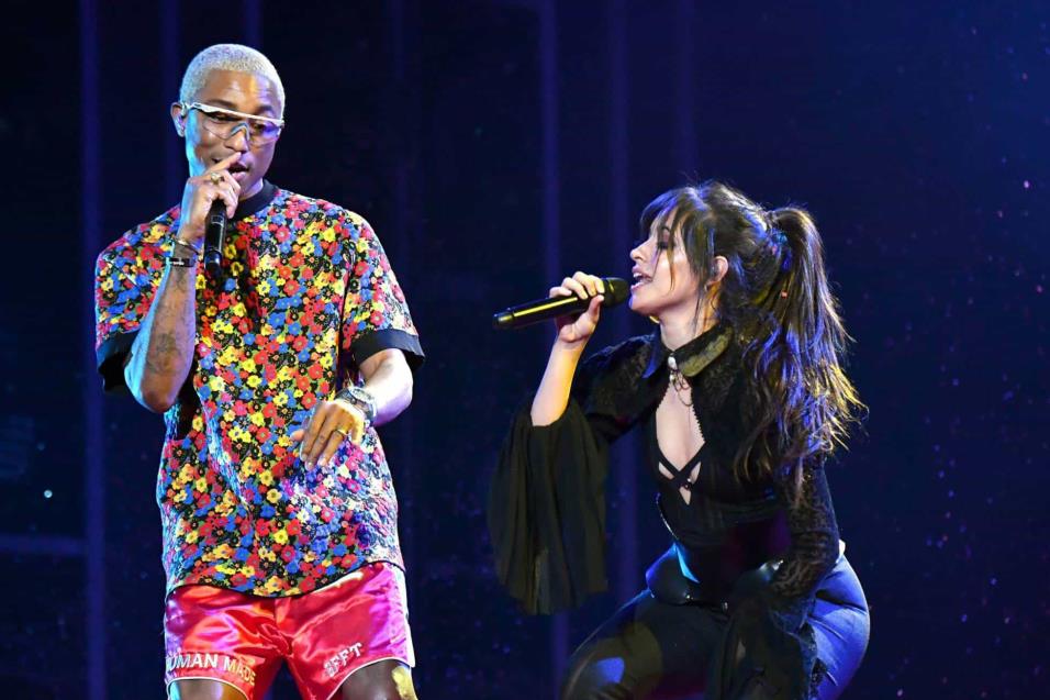 Pharrell (i) y Camila Cabello durante su actuación en los Billboard. JEFF KRAVITZ FILMMAGIC