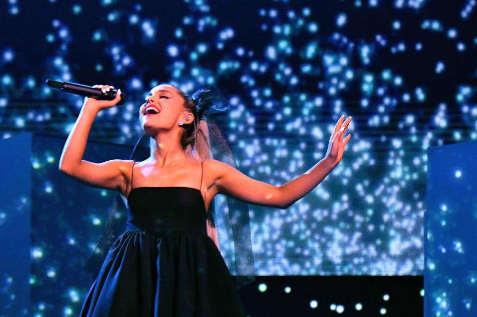 Ariana Grande durante su actuación en los Billboard. JEFF KRAVITZ FILMMAGIC