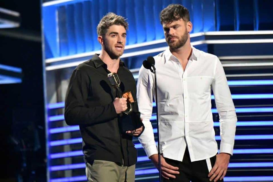 The Chainsmokers recibe el premio a mejor Artista Top Dance/Electrónica. JEFF KRAVITZ FILMMAGIC