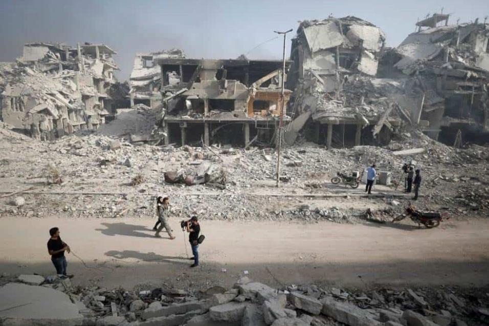 Un soldado sirio camina entre los escombros de al-Hajar al-Aswad, el 21 de mayo de 2018. OMAR SANADIKI REUTERS