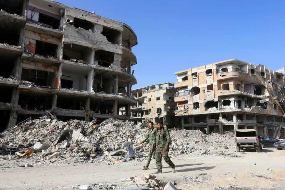 Soldados sirios caminan por las calles de la ciudad al-Hajar al-Aswad, a las afueras de Damasco, el 21 de mayo de 2018. LOUAI BESHARA AFP