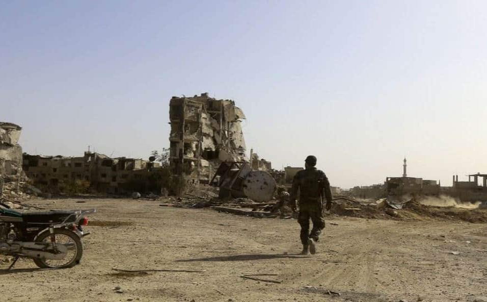 Un soldado camina por una calle de la ciudad al-Hajar al-Aswad, a las afueras de Damasco, el 21 de mayo de 2018. LOUAI BESHARA AFP