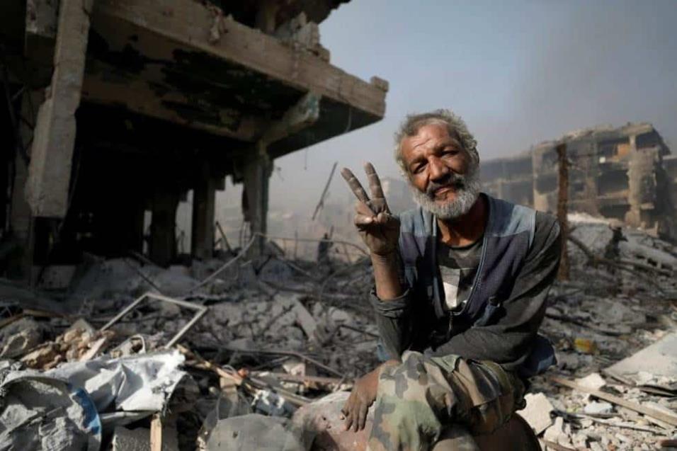 Un hombre reacciona frente a los escombros de al-Hajar al-Aswad, a las afueras de Damasco, el 21 de mayo de 2018. OMAR SANADIKI REUTERS