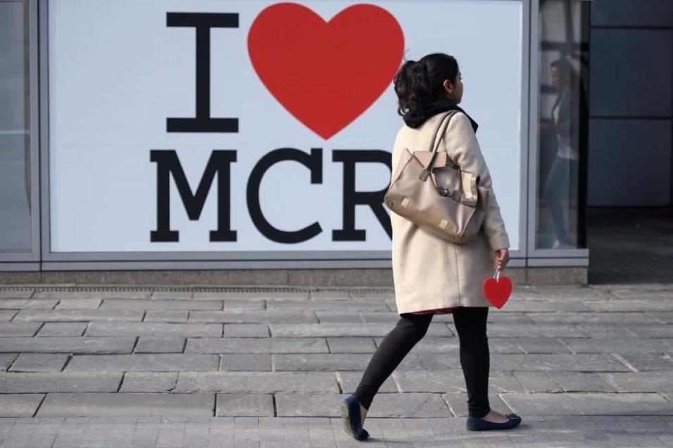 Una mujer lleva uno de los más de 27.000 corazones que ha donado la campaña de Beth Clarke, un corazón para Manchester, en la mañana del primer aniversario del atentado que acabó con la vida de 22 personas. LEON NEAL GETTY IMAGES