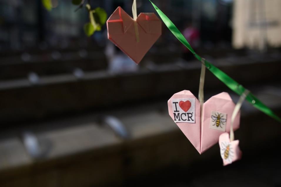 Detalle de un corazón de papel decorado con un dibujo de una abeja en una guirnalda de corazones en Manchester. LEON NEAL GETTY IMAGES