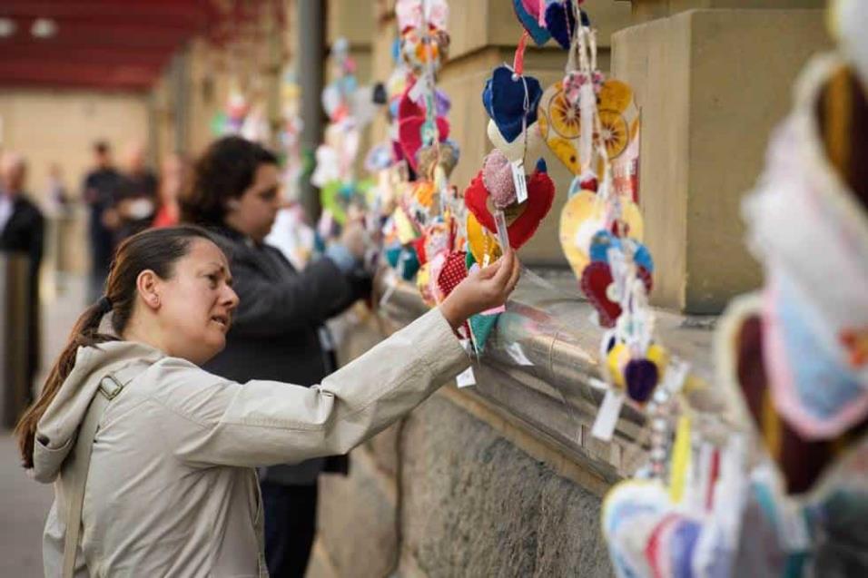 Una mujer se observa algunos de los más de 27.000 corazones hechos a mano que se han colocado por la ciudad de Manchester en recuerdo a las víctimas del atentado en el Manchester Arena. LEON NEAL GETTY IMAGES