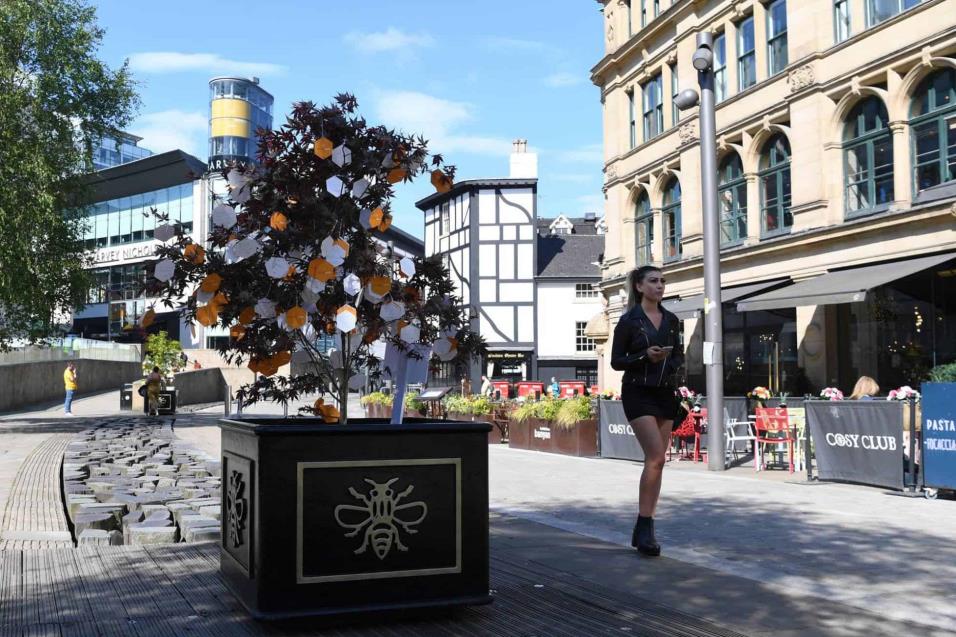 Vista del árbol de la esperanza, memorial en recuerdo a las víctimas del atentado de Manchester del pasado 22 de mayo de 2017 tras un concierto de Ariana Grande en el Manchester Arena. PAUL ELLIS AFP