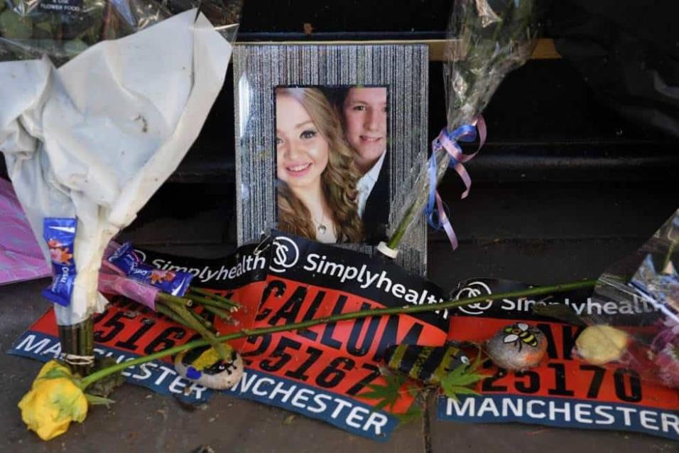 Una foto de dos de las víctimas, Liam Curry y Chloe Rutherford entre los tributos a las víctimas en la base del árbol de la esperanza en Manchester. PAUL ELLIS AFP