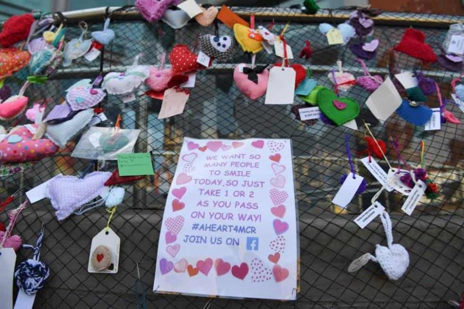 Una verja cubierta de corazones y mensajes en recuerdo a las víctimas del Manchester Arena. PAUL ELLIS AFP