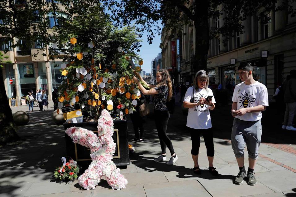 La gente rinde tributo a las víctimas en el árbol de la esperanza en Manchester. DARREN STAPLES REUTERS