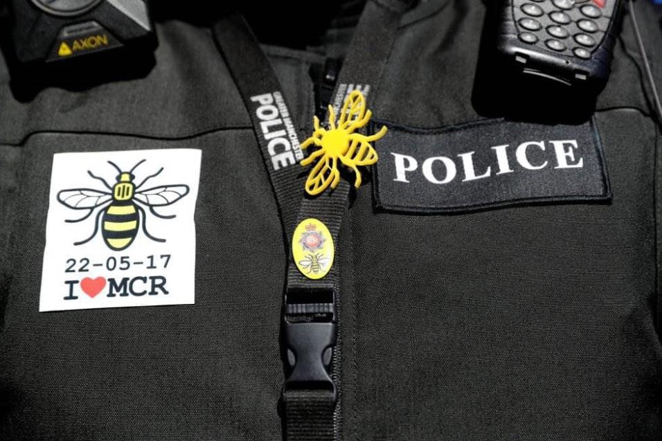 Detalle del uniforme de un policía de Manchester que luce un mensaje en recuerdo a las víctimas del atentado del pasado 22 de mayo de 2017. DARREN STAPLES REUTERS