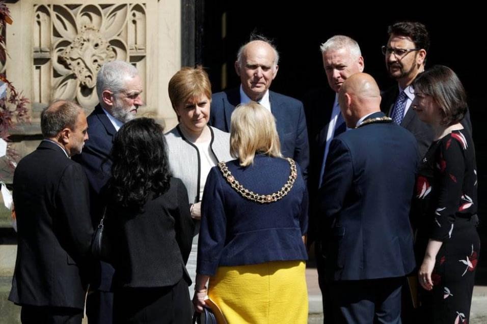 La primera ministra escocesa Nicola Sturgeon, el líder de los laboristas Jeremy Corbyn, y el líder de los liberales Vince Cable atienden el memorial en conmemoración de las víctimas del atentado de Manchester. DARREN STAPLES REUTERS