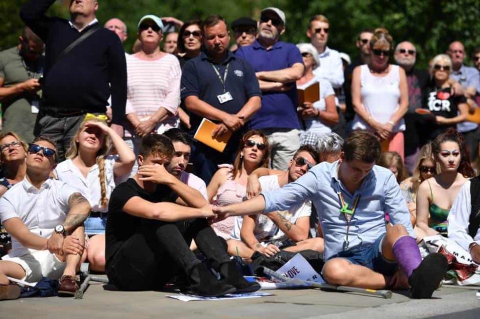 Una multitud reacciona mientras son proyectadas las fotografías de las víctimas frente a la Catedral de Manchester. LEON NEAL GETTY IMAGES