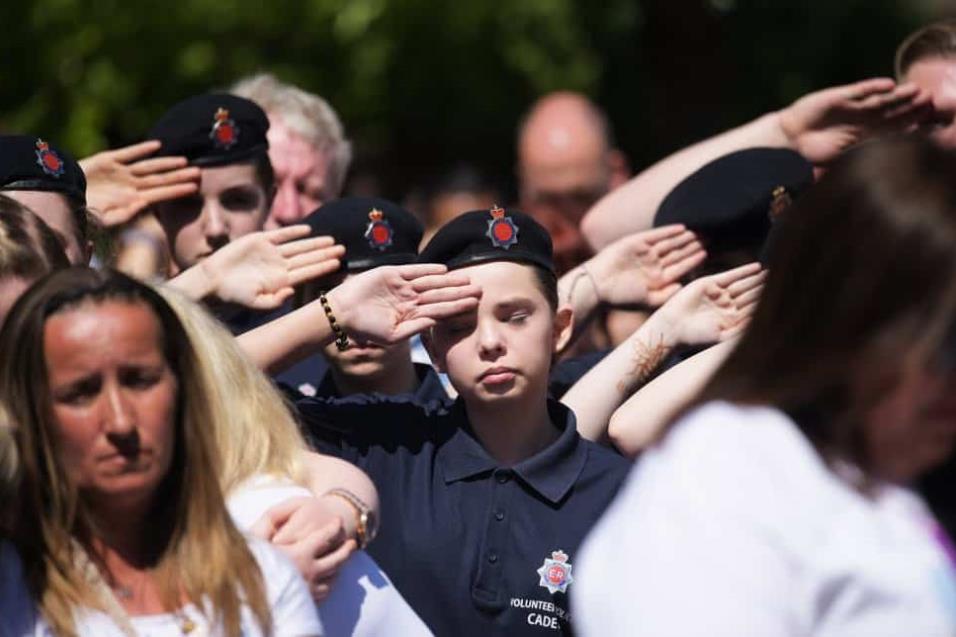 Los cadetes saludan durante el minuto de silencio convocado frente a la Catedral de Manchester. LEON NEAL GETTY IMAGES