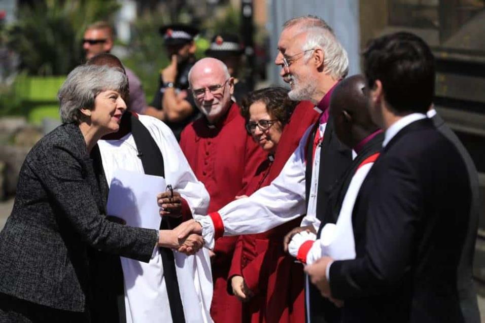 La primera ministra Theresa May en su llegada al memorial convocado en la Catedral de Manchester. CHRISTOPHER FURLONG GETTY IMAGES