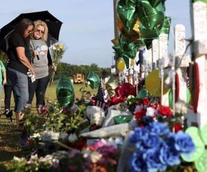 Recuerdan a asesinados en escuela de Texas