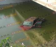 Cae camioneta a canal  Rodhe en Reynosa; conductor la abandona