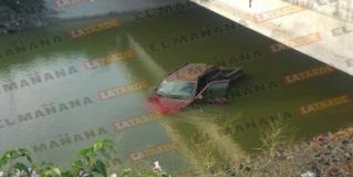 Cae camioneta a canal  Rodhe en Reynosa; conductor la abandona