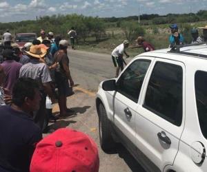 Cierran carretera en demanda de posponer veda de camarón, en Matamoros