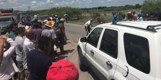 Cierran carretera en demanda de posponer veda de camarón, en Matamoros