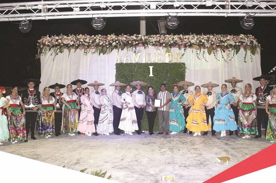 RECONOCIDOS. Tras presentación en Camargo, Tamaulipas recibe director del Ballet Folclórico Ozomatli, de Casa de la Cultura de Reynosa , profesor Mauricio Garcés Martínez, un reconocimiento a la agrupación por su destacada participación.