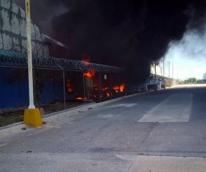 Se registra incendio en maquiladora de papel, en el Parque Colonial