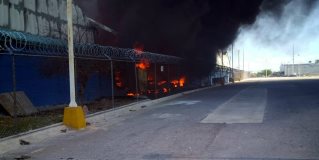 Se registra incendio en maquiladora de papel, en el Parque Colonial