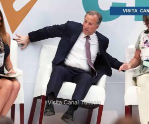 Meade a punto de caer del estrado del foro de la Tercera Cumbre Ciudadana