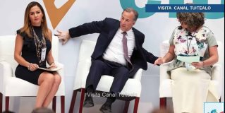 Meade a punto de caer del estrado del foro de la Tercera Cumbre Ciudadana