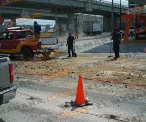 Reynosa: Tráiler tira aceite y obliga al cierre de avenida