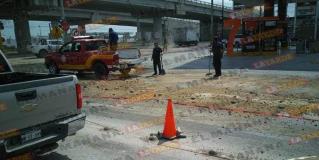 Reynosa: Tráiler tira aceite y obliga al cierre de avenida