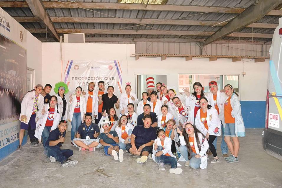 AGRADECIDOS. Voluntarios del H. Cuerpo de Bomberos de Reynosa agradecieron la visita de los Doctores de la Risa en la estación.