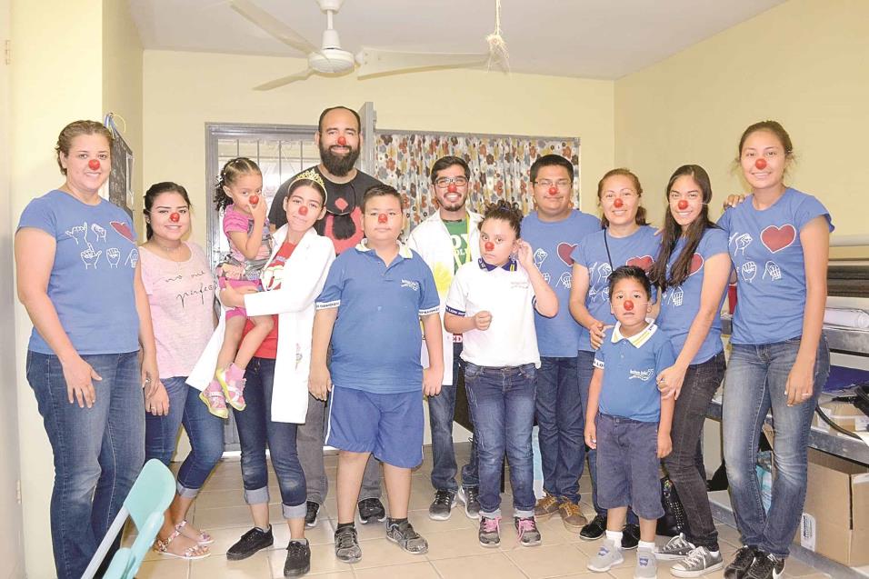 ALEGRES. Repartiendo narices rojas en el Instituto Isaías 55, donde se imparten clases de Lengua de Señas Mexicana a niños y jóvenes con discapacidad auditiva.