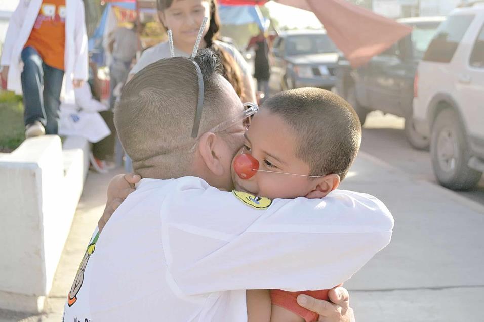 DR. COMETÍN (David Moreno) abraza cálidamente a Fidel, un pequeñito que acompañaba a su familia en el Hospital General de Reynosa.