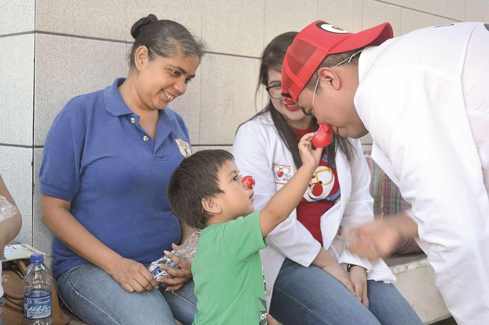 UN PEQUEÑITO toca la nariz roja del Dr. Cejas (Miguel Jardines), quien reacciona divertido ante el sonido de la nariz.