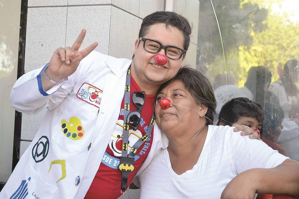 DR. PINTOR (Armando Pintor) visita a familiares de pacientes del Hospital General Reynosa, regalando naricess rojas para brindar alegría y consuelo a las personas.