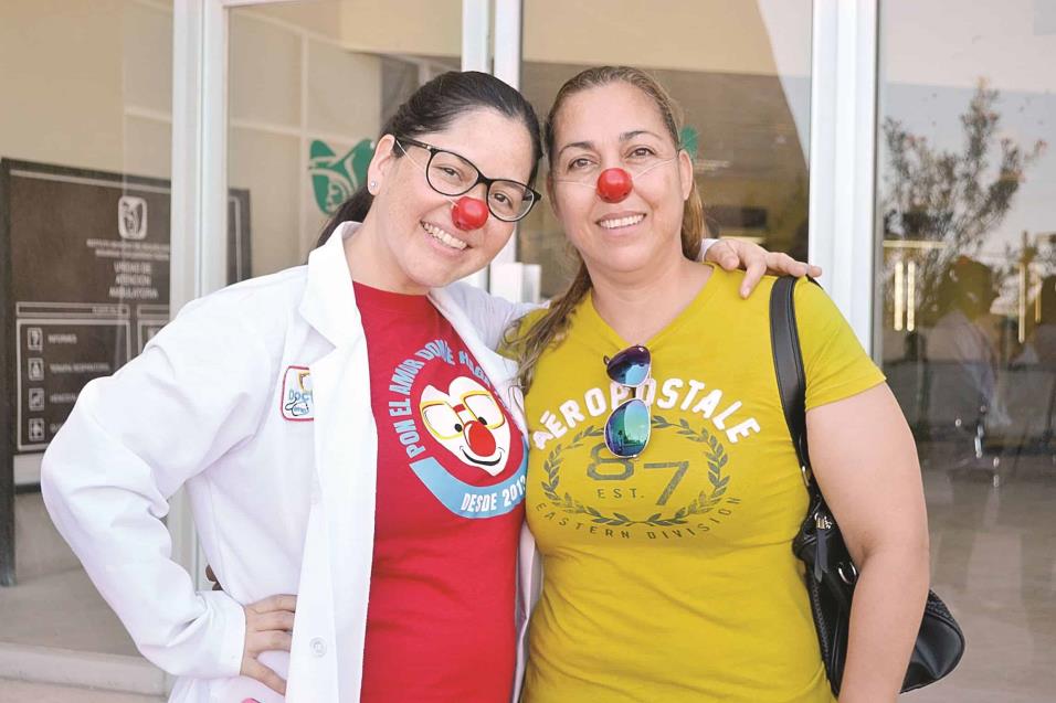 DRA. PEQUITAS (Alicia García Balderas) recibe abrazos y regala narices rojas a pacientes y familiares que acuden a la Unidad de Medicina Ambulatoria del IMSS.