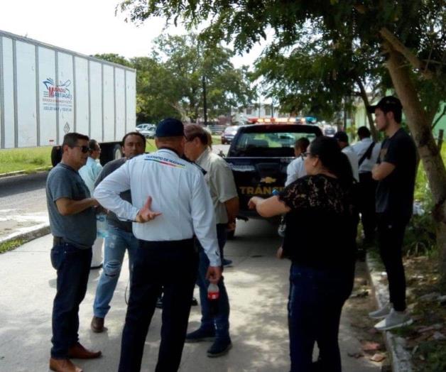 Bloquean vecinos paso de tráileres Bloquean vecinos paso de tráileres