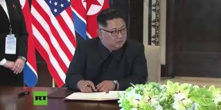 Kim Jong-un evita firmar el documento final con un bolígrafo con el nombre de Trump