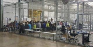 Encierran en jaula 20 niños, en centro de detención en Texas