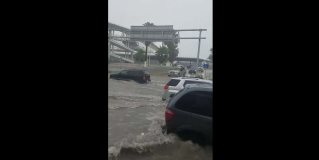 Desafían automovilistas inundaciónen puente Reynosa-McAllen