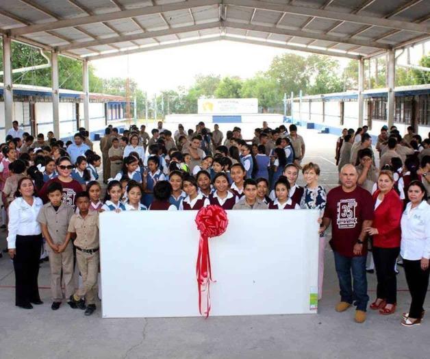 Entregan exalumnos pintarrones a escuela Entregan exalumnos pintarrones a escuela