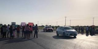 BLOQUEAN CARRETERA POR CRISIS DE AGUA