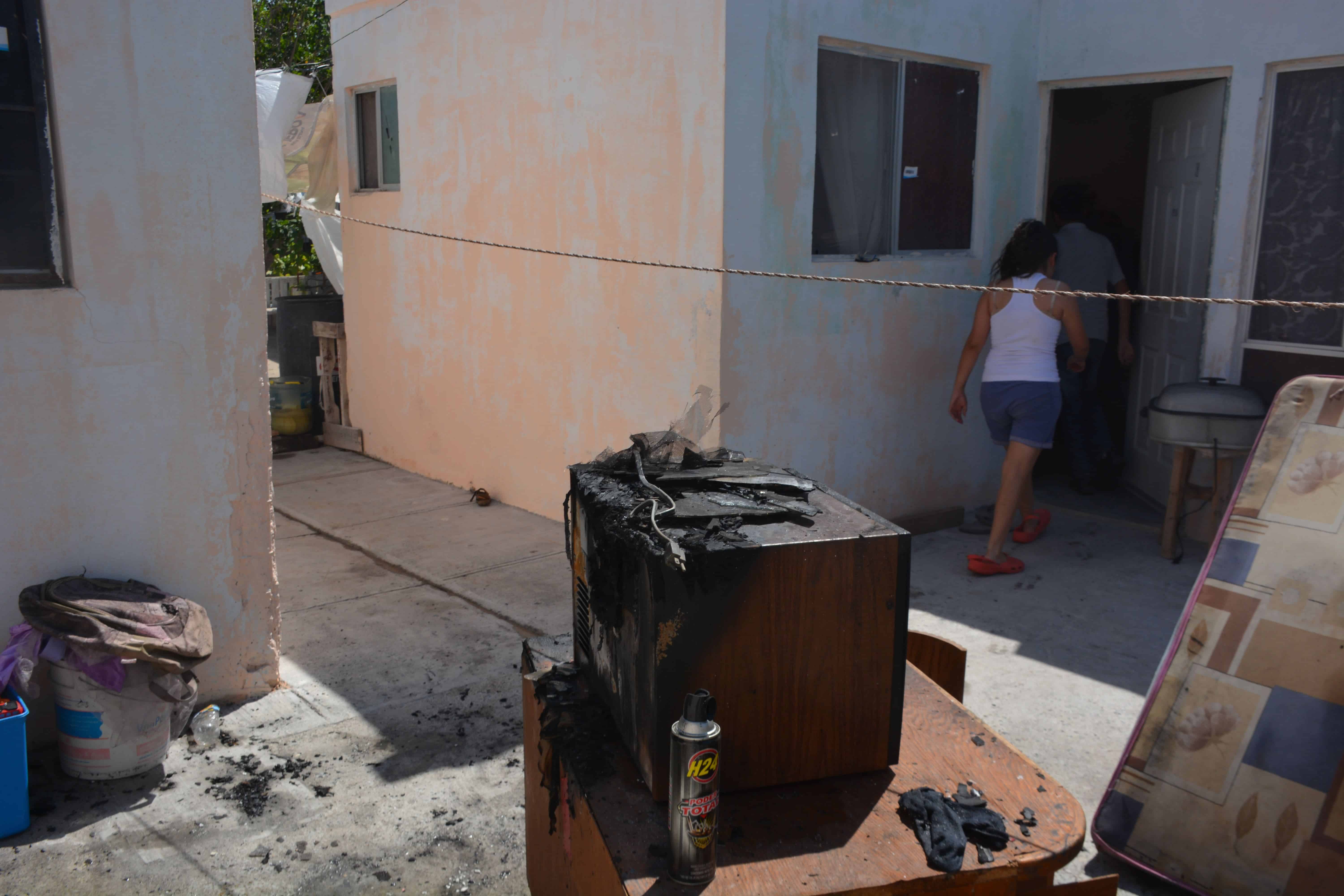 Lo poco que pudieron sacar lo colocaron en el patio, pero nada quedó en condiciones de uso.