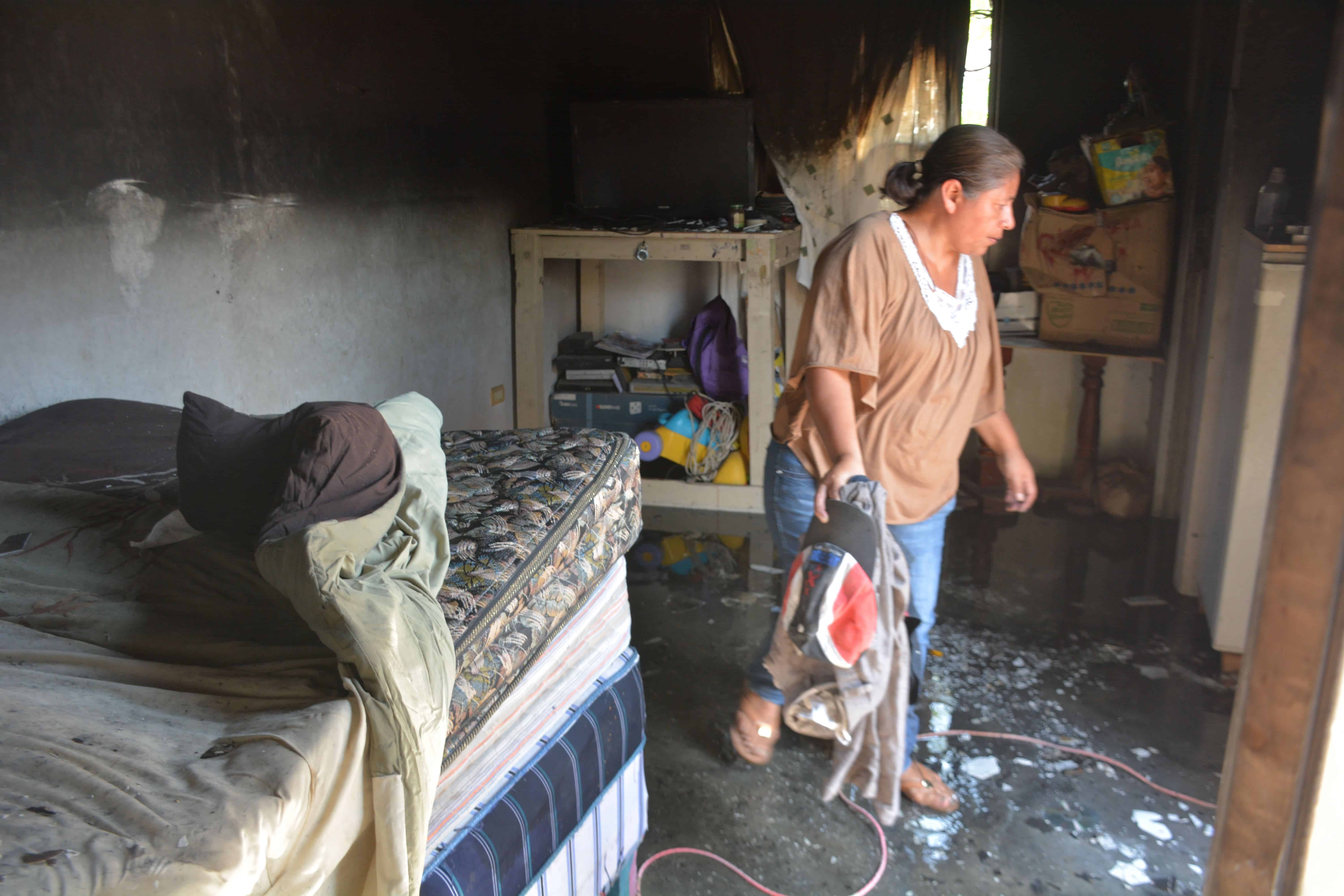 Una hermana de Hernández permanecía en espera de que el fuego se extinguiera para poder iniciar el desescombro.