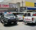 Abandonan camioneta con los cristales rotos