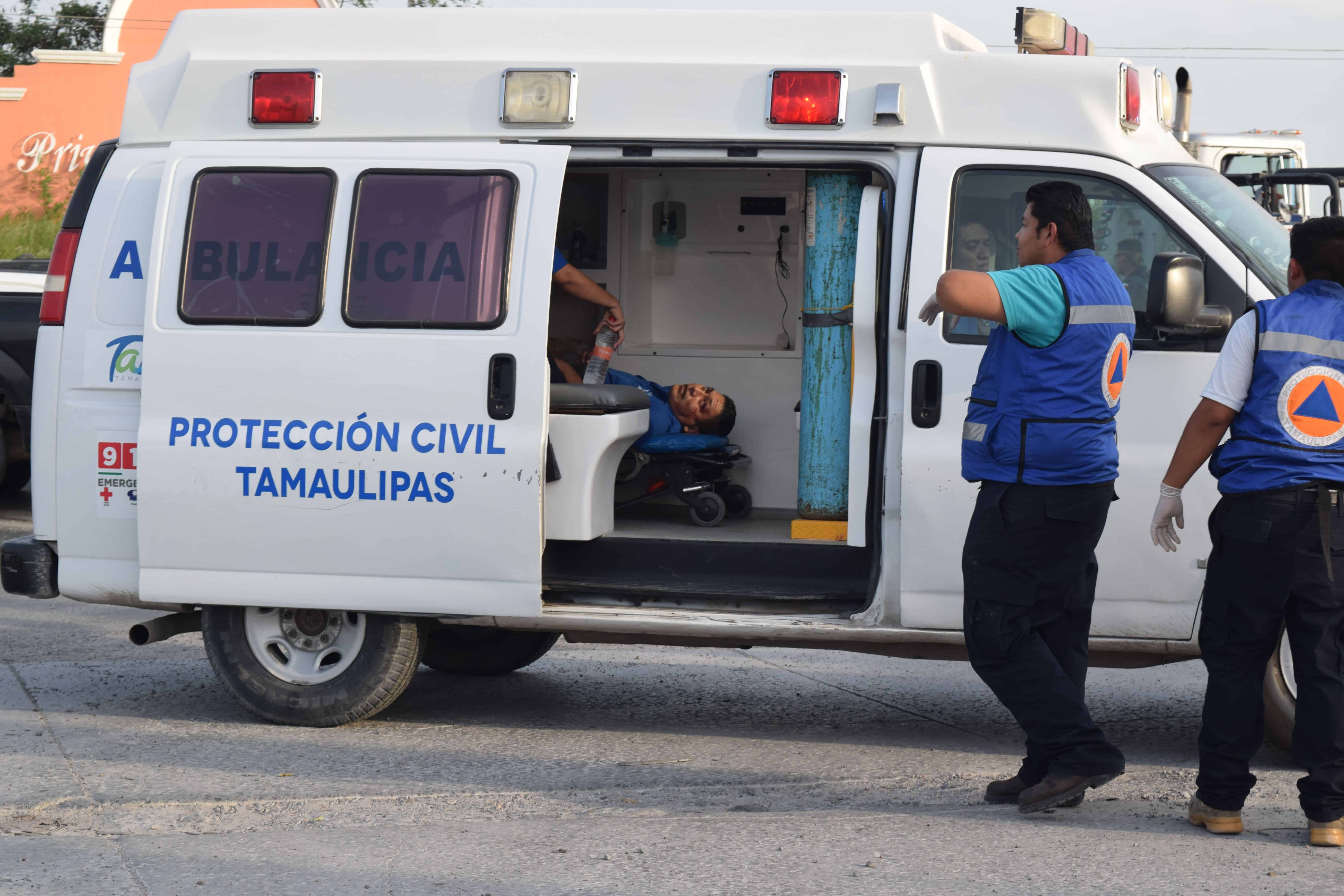 Al hospital. Los empleados de la maquiladora fueron trasladados a recibir atención médica a bordo de una ambulancia de Protección Civil.