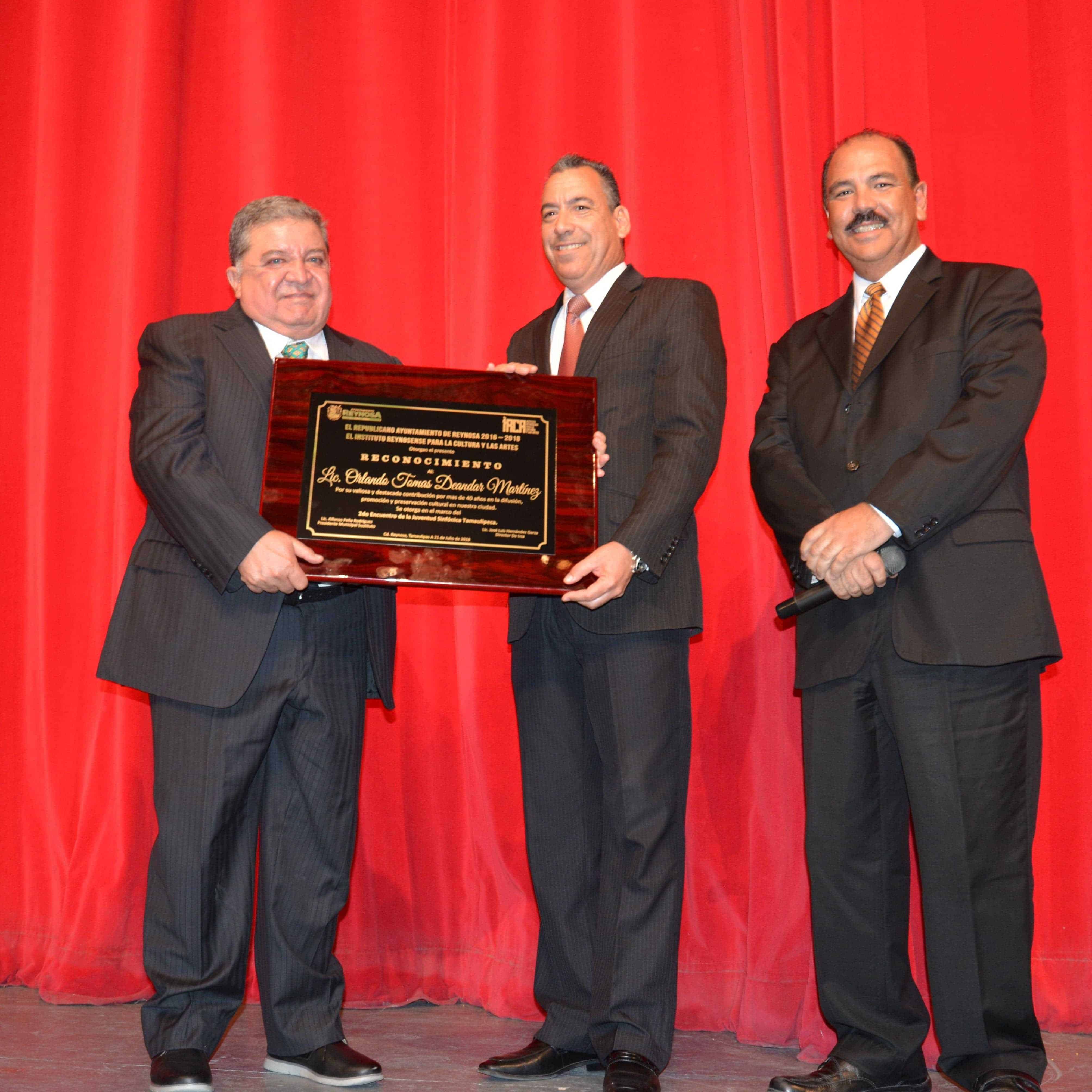 RECONOCEN. Lic. Orlando Deándar Martínez recibe distinción por 40 años de promover la cultura en Reynosa.